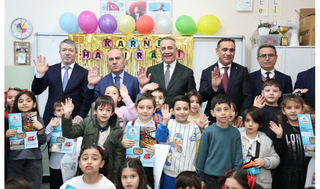 Sultangazi Belediye Başkanı Abdurrahman Dursun, miniklerin karne heyecanına ortak oldu.