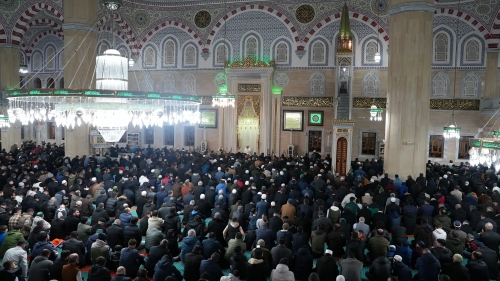 Arnavutköy’de Miraç Kandili vesilesiyle düzenlenen programlarda vatandaşlar bir araya geldi.