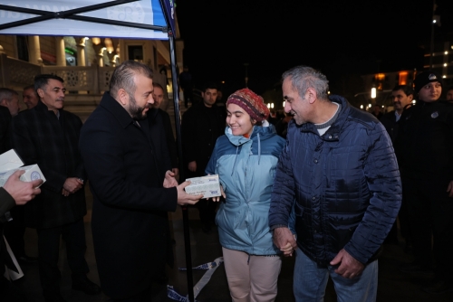 Regaip Kandili’nde, Arnavutköy’deki camilerde yatsı namazının ardından kandil simidi ikramı
