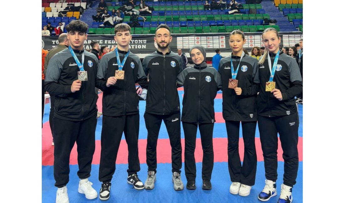 Sultangazili sporcular, Türkiye Ümit-Genç-U21 Karate Şampiyonası’ndan biri altın olmak üzere