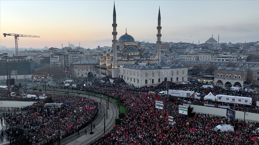 İstanbul Eminönü'nde Yüz binler 01 Ocak Çarşamba sabahı toplanıp, Galata'ya