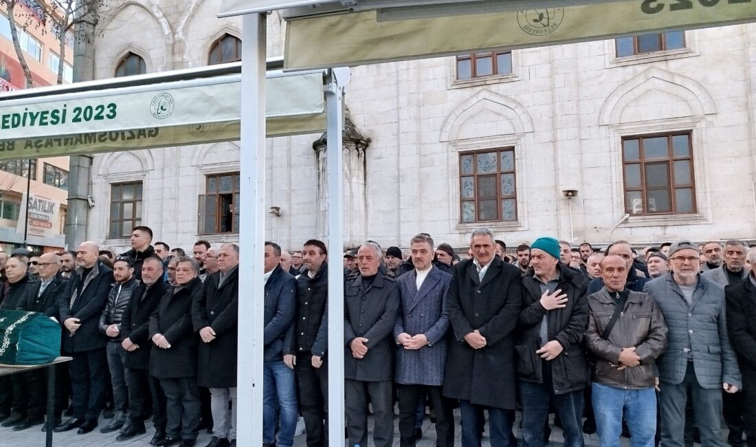 Abdullah Akyıldız Gaziosmanpaşa Merkez Camii'nde ikindide kılınan cenaze namazının ardından
