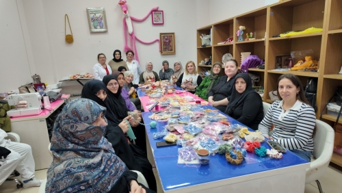 Arnavutköy Belediyesi Kadın Kültür ve Sanat Merkezi kursiyerleri, deprem bölgesindeki