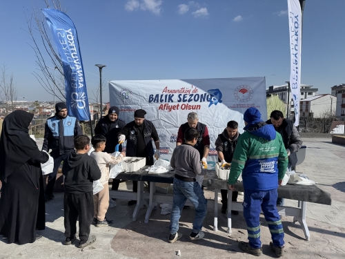 Arnavutköy’de balık sezonunun halka tonlarca balık ikramı yapıldı.