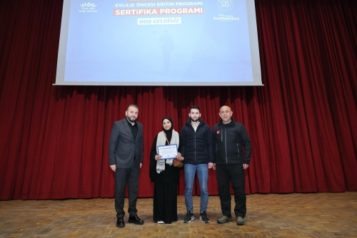 Başkan Mustafa Candaroğlu tarafından başarıyla çiftlere sertifika takdim edildi.