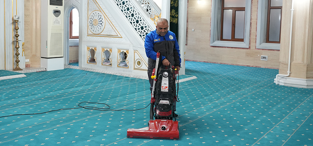 Gaziosmanpaşa Belediyesi, ilçedeki tüm cami ve cemevlerini düzenli olarak temizleyerek