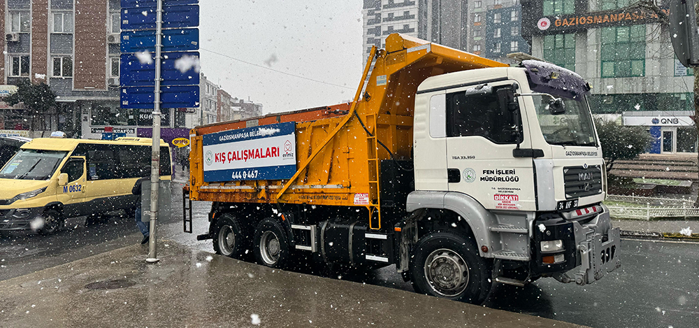 Gaziosmanpaşa Belediyesi'nin kar ile mücadelesi aralıksız çalışmalarla sürüyor.