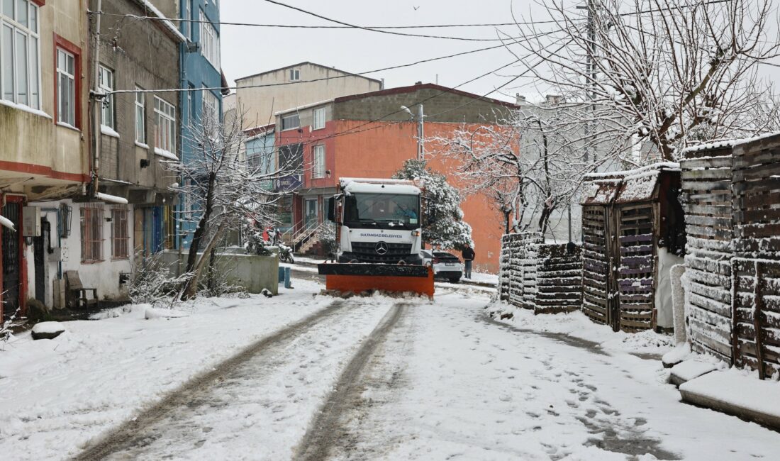  Sultangazi Belediyesi, kar temizleme çalışmalarını aralıksız sürdürüyor.