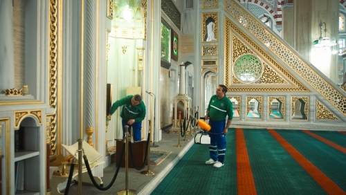 Arnavutköy Belediyesi temizlik ekipleri, Ramazan Bayramı öncesi camilerde başlattığı detaylı