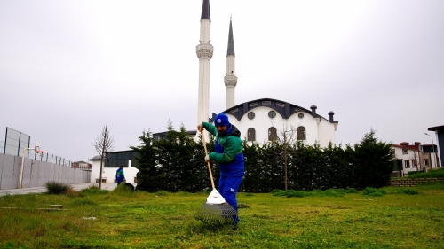 Arnavutköy Belediyesi Ramazan Bayramı öncesi yapılan temizlik çalışmalarıyla kabristanlar ve