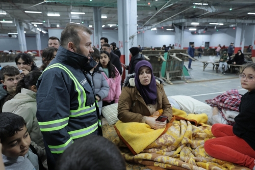Arnavutköylüler Depremde Destek Aldı Arnavutköy Belediyesi, barınmadan sıcak ikramlara kadar her alanda vatandaşların yanında