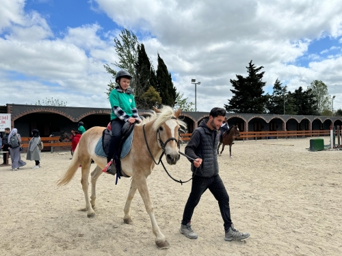 Arnavutköy Belediyesi, Engelli Spor Okulları öğrencilerini hipoterapi etkinliğiyle doğayla buluşturdu.