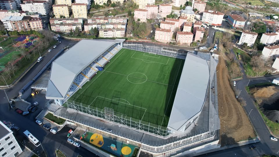 Pazartesi Halit Kıvanç Stadında kurulan Pazartesi Pazarı kapanma tehlikesi ile