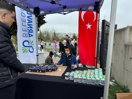Arnavutköy Belediyesi, Ramazan Bayramı dolayısıyla kabristan ziyaretine gelen vatandaşlara su