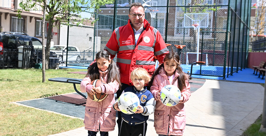 Gaziosmanpaşa Belediye Başkanı Hakan Bahçetepe, çalışmaları tamamlanan parkları ziyaret ederek,