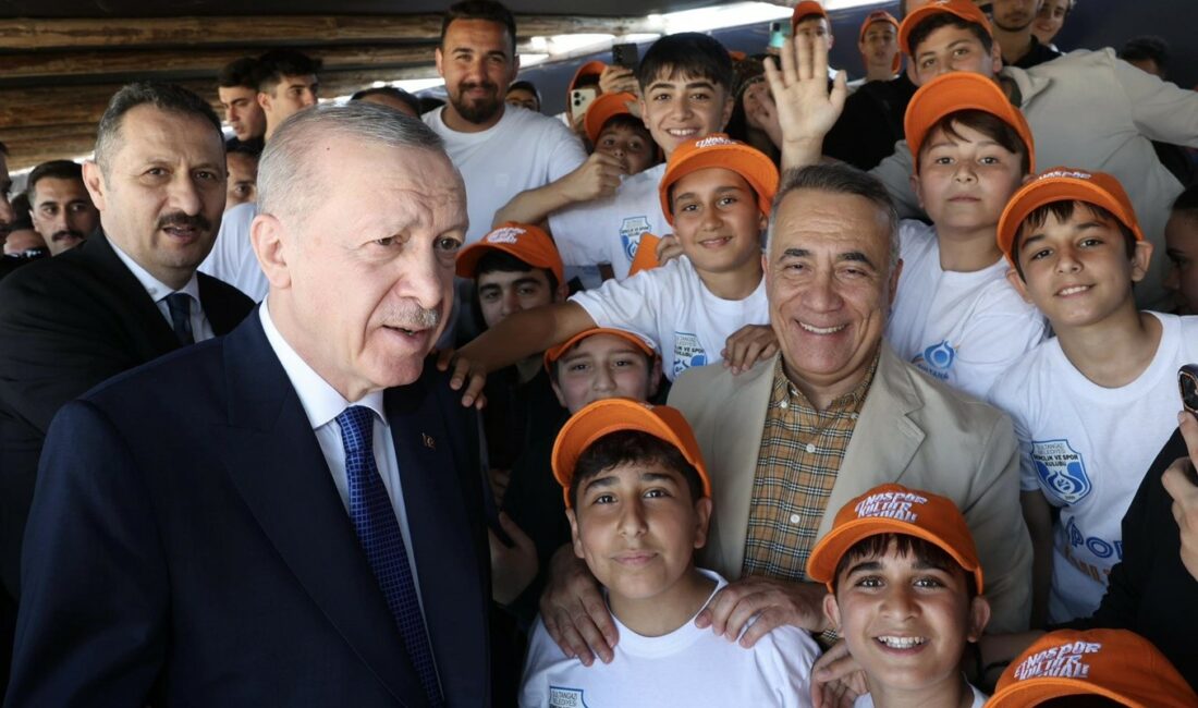Sultangazi Belediye Başkanı Abdurrahman Dursun, alanı ziyaret ederek Sultangazili güreşçilerin