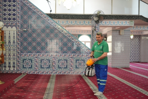 Arnavutköy Belediyesi, Kurban Bayramı öncesi cami ve mescitleri gülsuyu ile