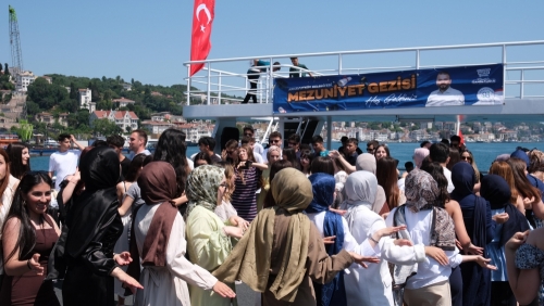 Arnavutköy’de lise öğrencileri, YKS öncesi Boğaz turuyla nefes aldı; mezuniyet