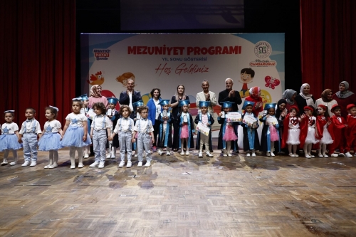 Arnavutköy Belediyesi Kreşi’nde eğitim gören öğrenciler, yıl sonu gösterisi ve