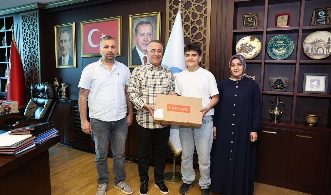 Öğrencileri merkezi sınavlara ücretsiz olarak hazırlayan Sultangazi Belediyesi Eğitime Destek