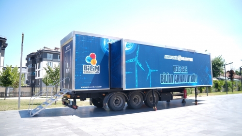 Arnavutköy Belediyesi’nin “Geze Geze Bilim” projesiyle mobil bilim tırı, her