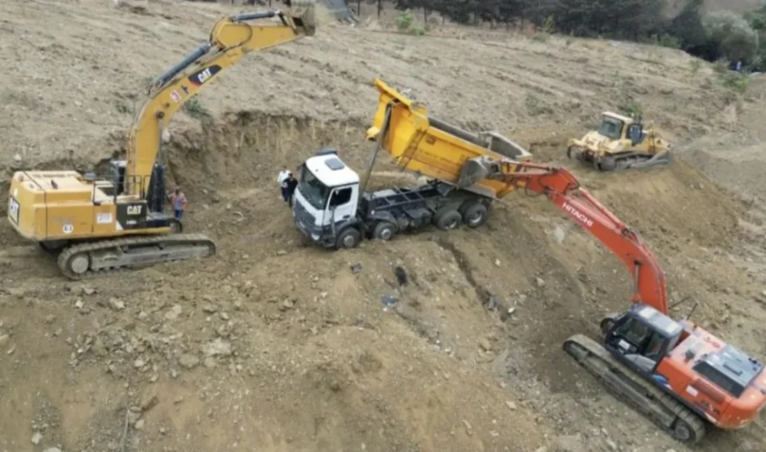 Gaziosmanpaşa'da bir inşaatın hafriyat çalışması sonucunda meydana gelen toprak kayması