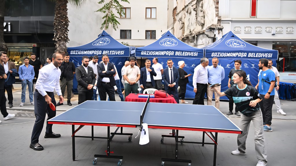 Gaziosmanpaşa'da düzenlenen “Açık Ferdi Masa Tenisi Turnuvası”, ilçe halkına spor