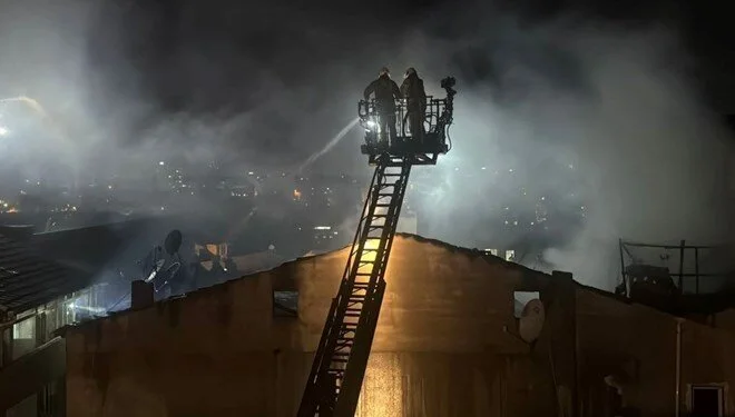 Gaziosmanpaşa'da, 5 katlı binanın çatısında yangın çıktı. 