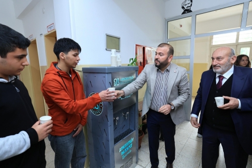 Arnavutköy Belediyesi, ilçedeki tüm okullara su sebilleri yerleştirerek öğrencilerin gün