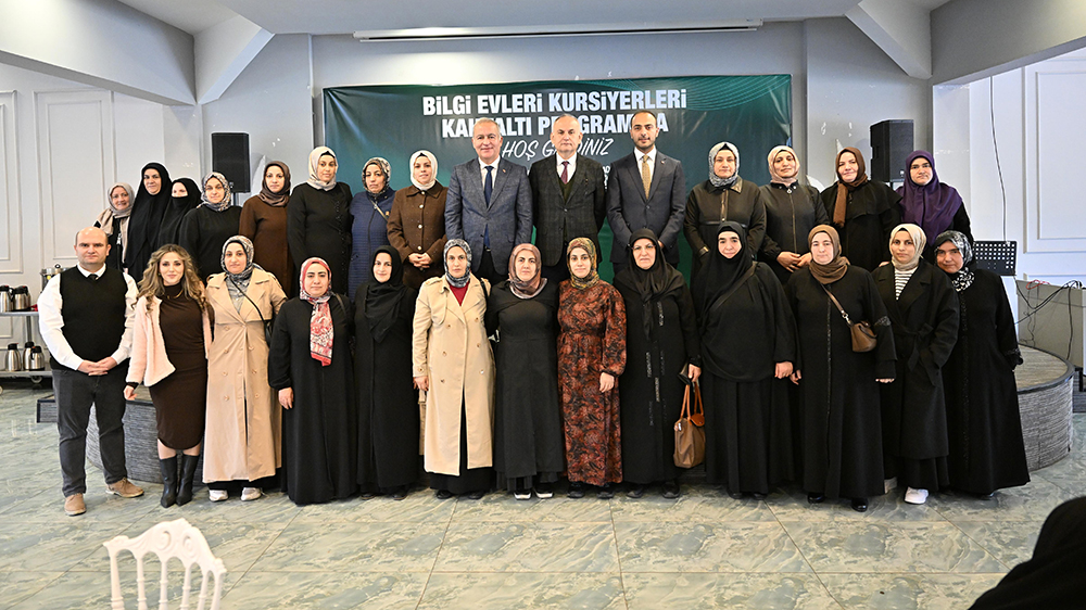 Gaziosmanpaşa Belediye Başkanı Eray Karadeniz, belediye bünyesinde düzenlenen okuma-yazma eğitimi