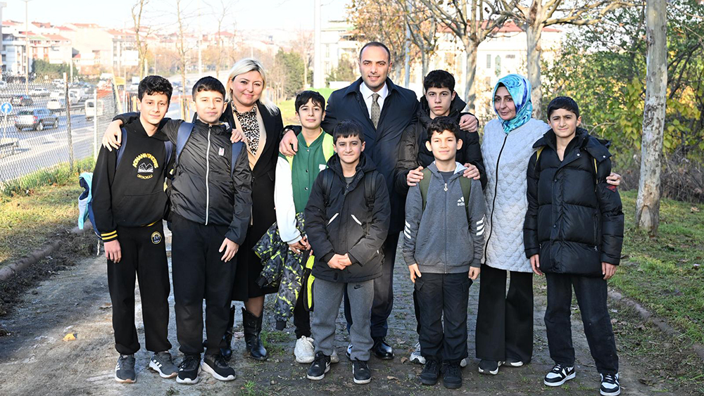 Gaziosmanpaşa Belediye Başkanı Eray Karadeniz, çocukların isteği üzerine Karadeniz Mahallesi’ne