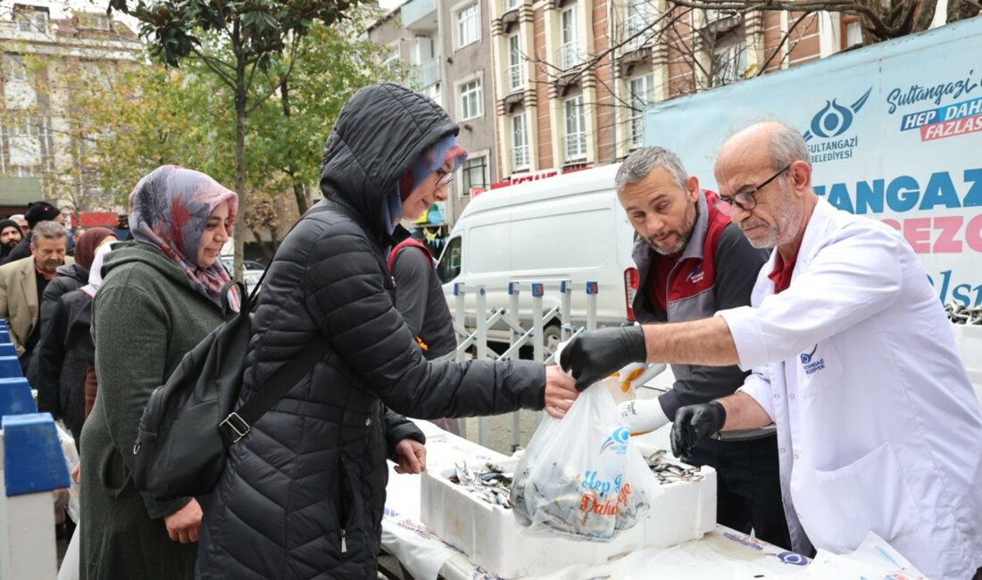 Sultangazi Belediyesi, İsmetpaşa Mahallesi’ne kurduğu stantta vatandaşa ücretsiz balık dağıtımı