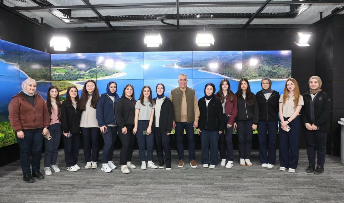 Sultangazi Belediye Başkanı Abdurrahman Dursun, ilçedeki gençlerle bir araya gelmeye