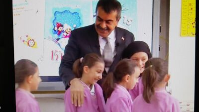 Bakan Yusuf Tekin, Ağrı'da beşizlerin karne sevincine ortak oldu.