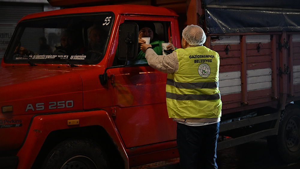 İstanbul’da dondurucu soğuk ve kar yağışı etkisini sürdürürken, Gaziosmanpaşa Belediyesi
