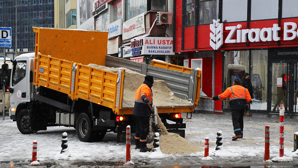 İstanbul’da etkili olan şiddetli kar yağışının yaşamı olumsuz etkilememesi adına