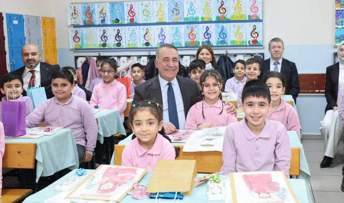 Sultangazi Belediye Başkanı Abdurrahman Dursun, miniklerin ilk dönem karne heyecanına
