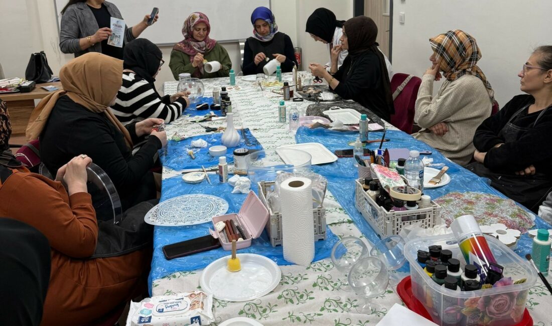 Sultangazi Belediyesi, Azalt-Yeniden Kullan-Dönüştür konseptiyle oluşturduğu Dönüştüren Eller Atölyesi’nde atıkların
