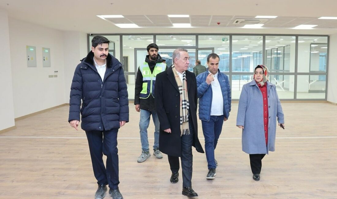 Sultangazili gençlerin voleybol, basketbol, taekwondonun yanı sıra yarı olimpik bir