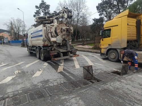 Arnavutköy'ün genelinde Kombine Kanal Temizleme Aracı ile yağmursuyu kanalları ve