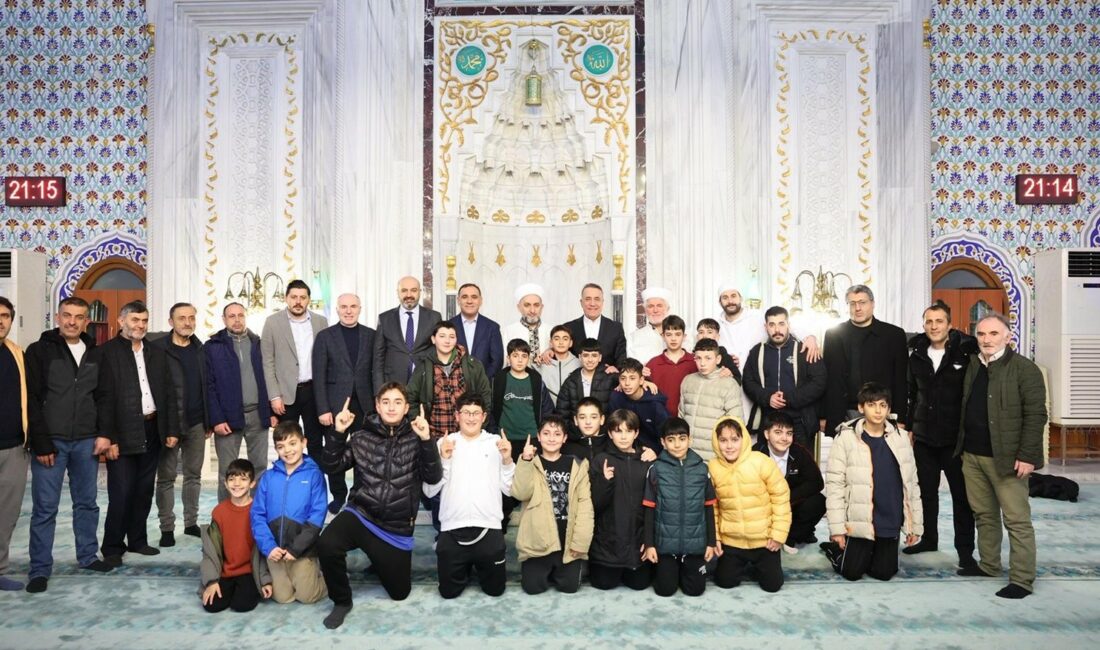 Sultangazi Belediye Başkanı Abdurrahman Dursun, ilk teravih namazını Sultançiftliği Camii’nde