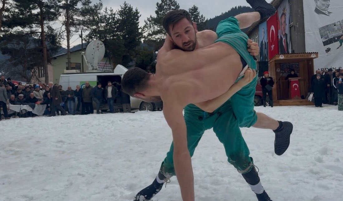 Artvin’de düzenlenen 29. Uluslararası Veliköy Kar Üstü Karakucak Güreşlerinde Sultangazi