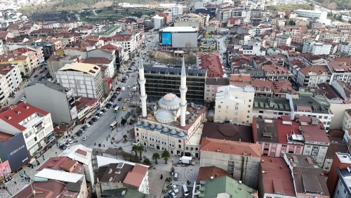 Arnavutköy Merkez Camii Yenileniyor: Riskli Yapı Yıkılıyor, Yerine Modern Cami Geliyor Depreme karşı riskli olduğu tespit edilen Arnavutköy Merkez Camii’nde söküm
