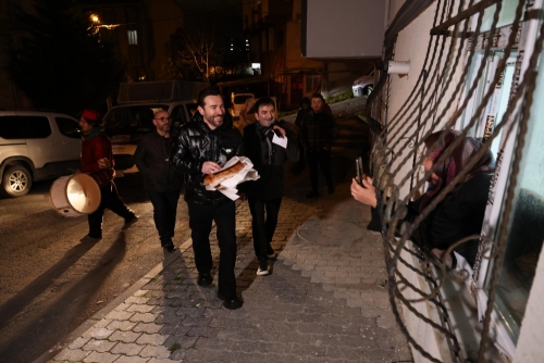 Arnavutköy’de Sahur Devriyesi Geleneği Yeniden Hayat Buldu Ramazan ayının unutulmaya yüz tutan geleneklerinden sahur manilerini yeniden yaşatmak
