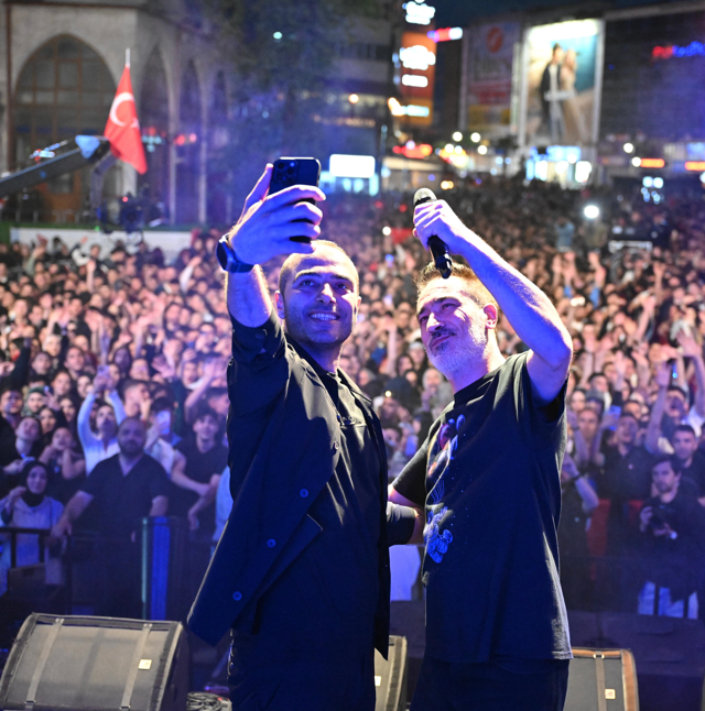 GAZİOSMANPAŞA’DA TARİHİ 19 MAYIS GECESİ: MEYDAN DOLDU TAŞTI, BİNLERCE GENÇ SAGOPA KAJMER KONSERİNDE BULUŞTU Gaziosmanpaşa, 19 Mayıs Atatürk’ü Anma, Gençlik ve Spor Bayramı’nda unutulmayacak