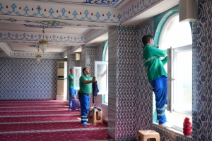 Arnavutköy Belediyesi tarafından Kurban Bayramı öncesinde ilçedeki tüm camilerde temizlik