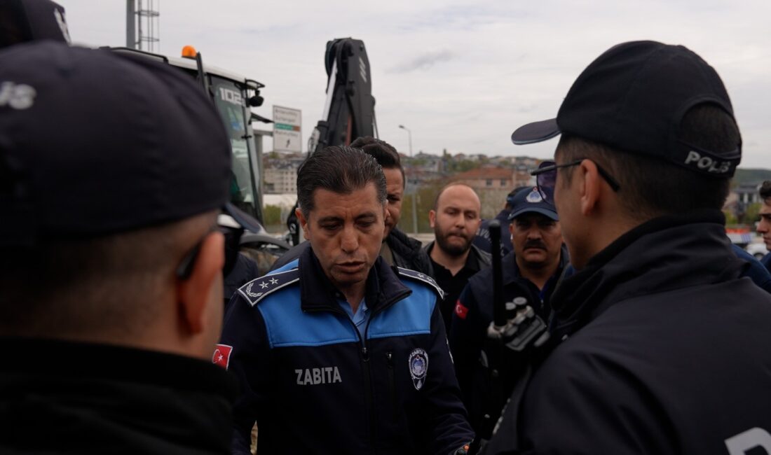 Arnavutköy‘de Hizmete İBB Engeli: CHP’li meclis üyeleri ve İBB zabıtaları Arnavutköy Belediyesi’nin Haraççı Kavşağı’nda Çalışmalarına Müdahale Etti Haraççı Kavşağı’nda Arnavutköy Belediyesi’nin başlattığı peyzaj çalışması, İBB ekiplerinin müdahalesiyle