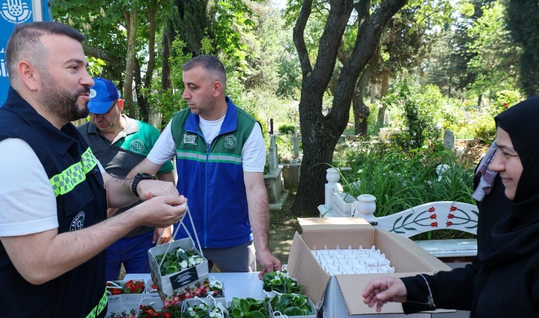 Arnavutköy‘de Bayram Öncesi Camilerde ve Mezarlıklarda Hummalı Çalışma Arnavutköy Belediye Başkanı Mustafa Candaroğlu, Kurban Bayramı öncesinde ilçe genelinde