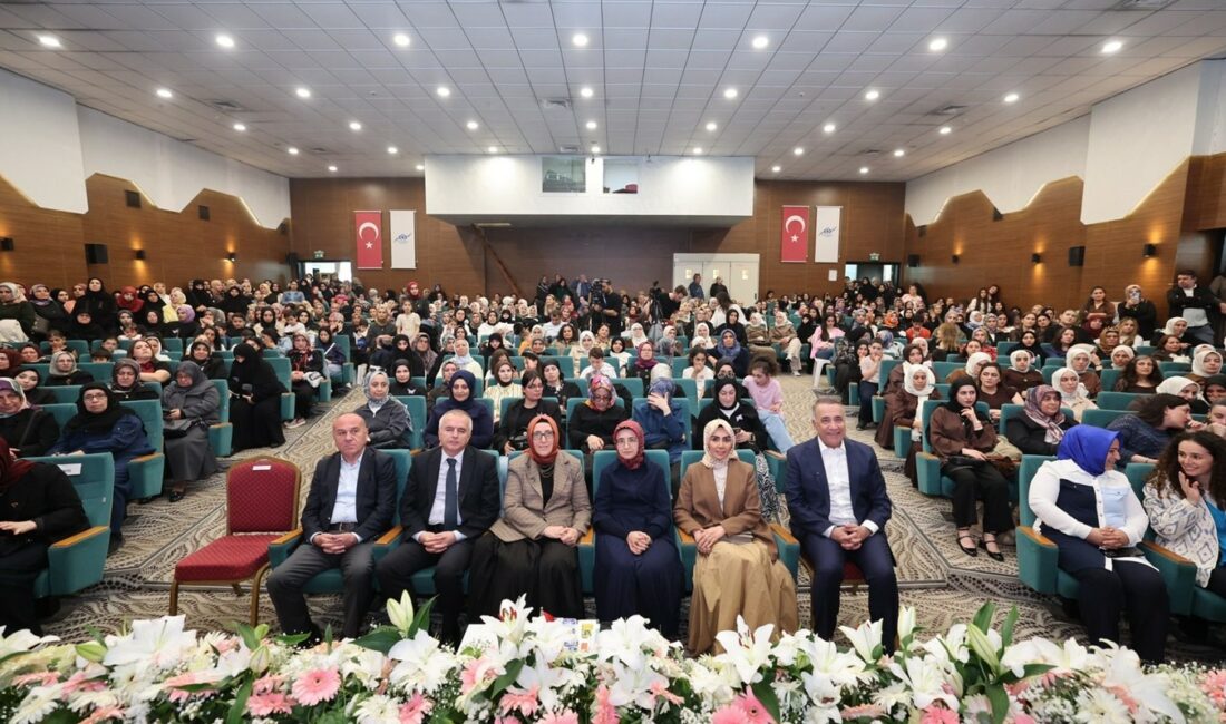 Sultangazili Kadınlardan “Zamana İz Bırakan Eserler” Sergisi Sultangazi Belediyesi Sanat ve Mesleki Eğitim Kurs Merkezlerinde 2025-2026 döneminde