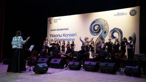 Sanatın Kalbi Arnavutköy’de Attı Arnavutköy Belediyesi Sanat Akademisi, yıl boyunca eğitim alan kursiyerlerin hazırladığı